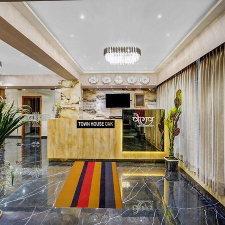 Townhouse Oak Hotel Vaibhav Szúrat Kültér fotó
