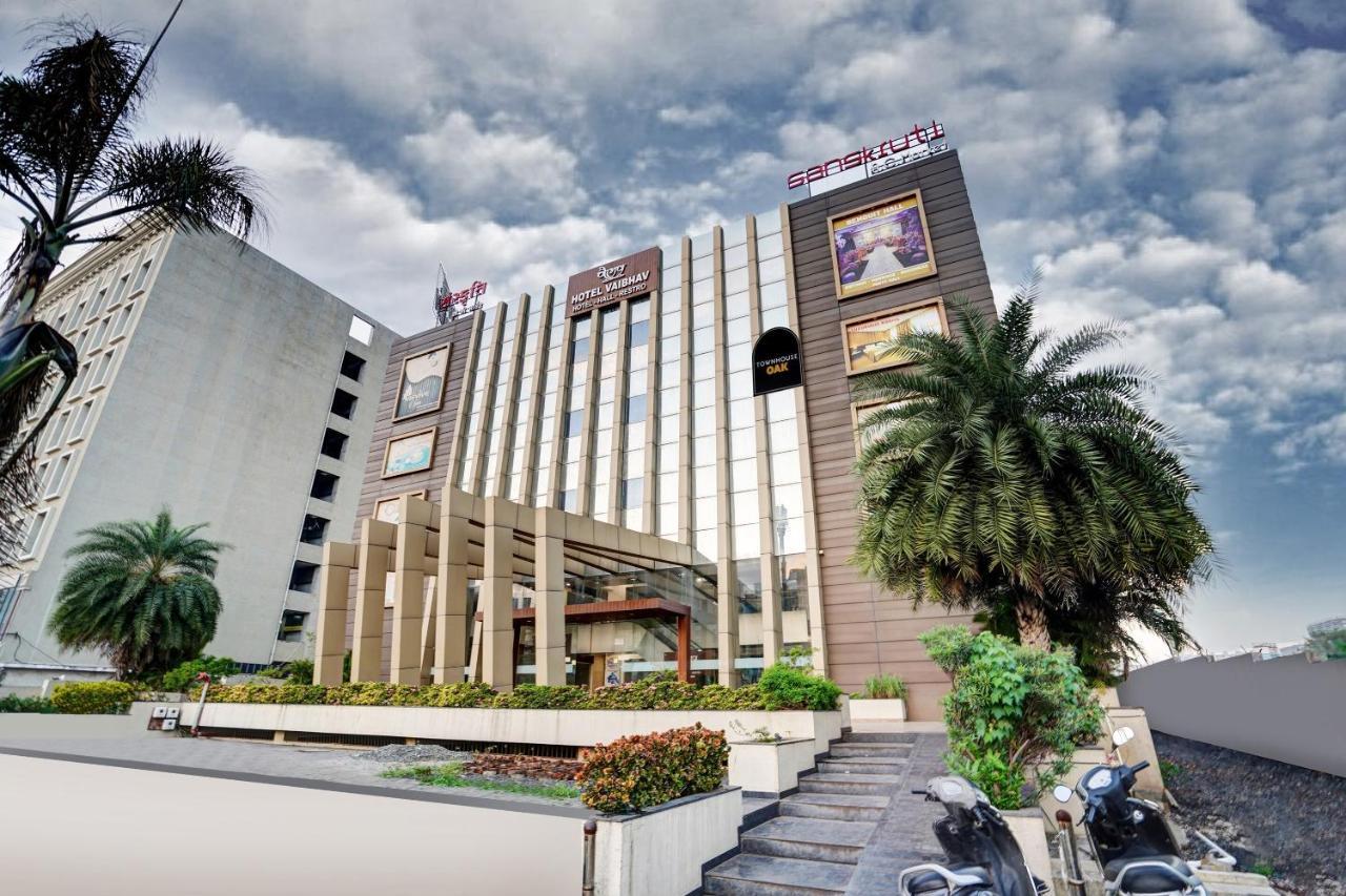 Townhouse Oak Hotel Vaibhav Szúrat Kültér fotó