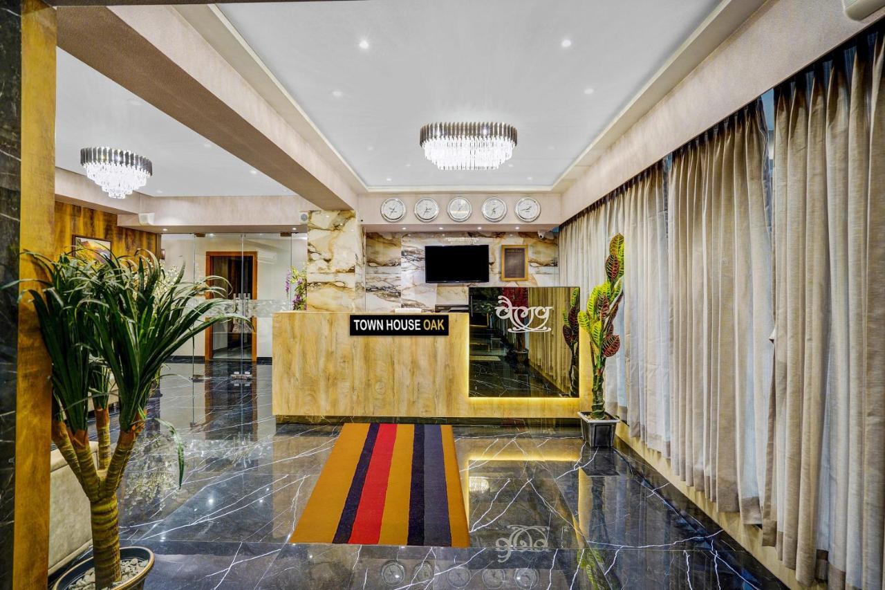 Townhouse Oak Hotel Vaibhav Szúrat Kültér fotó