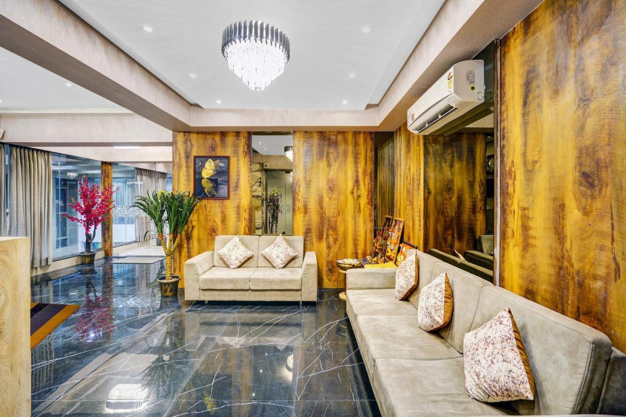 Townhouse Oak Hotel Vaibhav Szúrat Kültér fotó