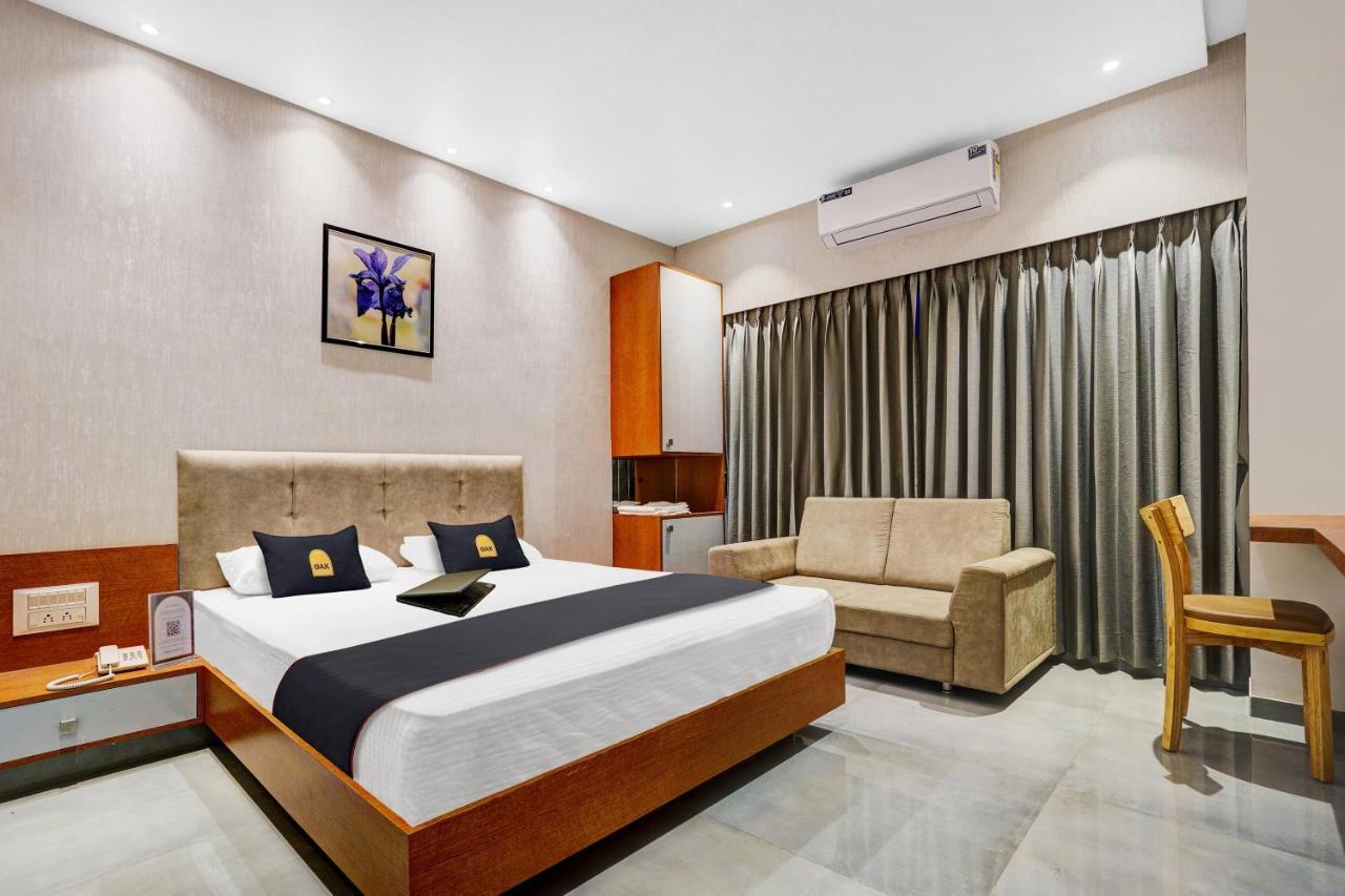 Townhouse Oak Hotel Vaibhav Szúrat Kültér fotó