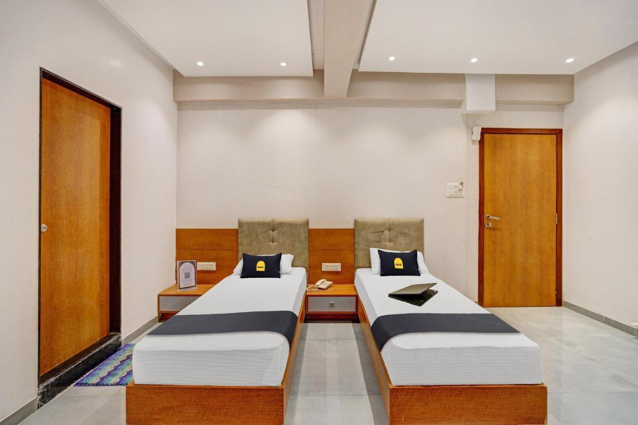 Townhouse Oak Hotel Vaibhav Szúrat Kültér fotó