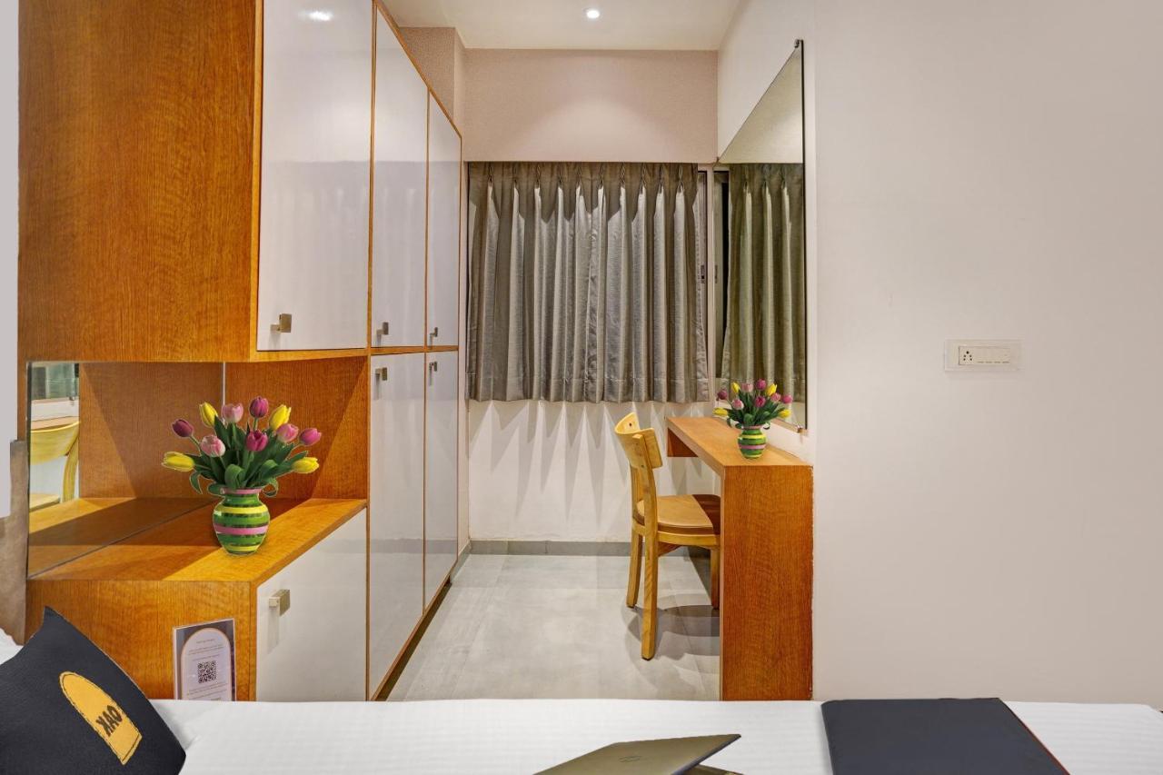 Townhouse Oak Hotel Vaibhav Szúrat Kültér fotó