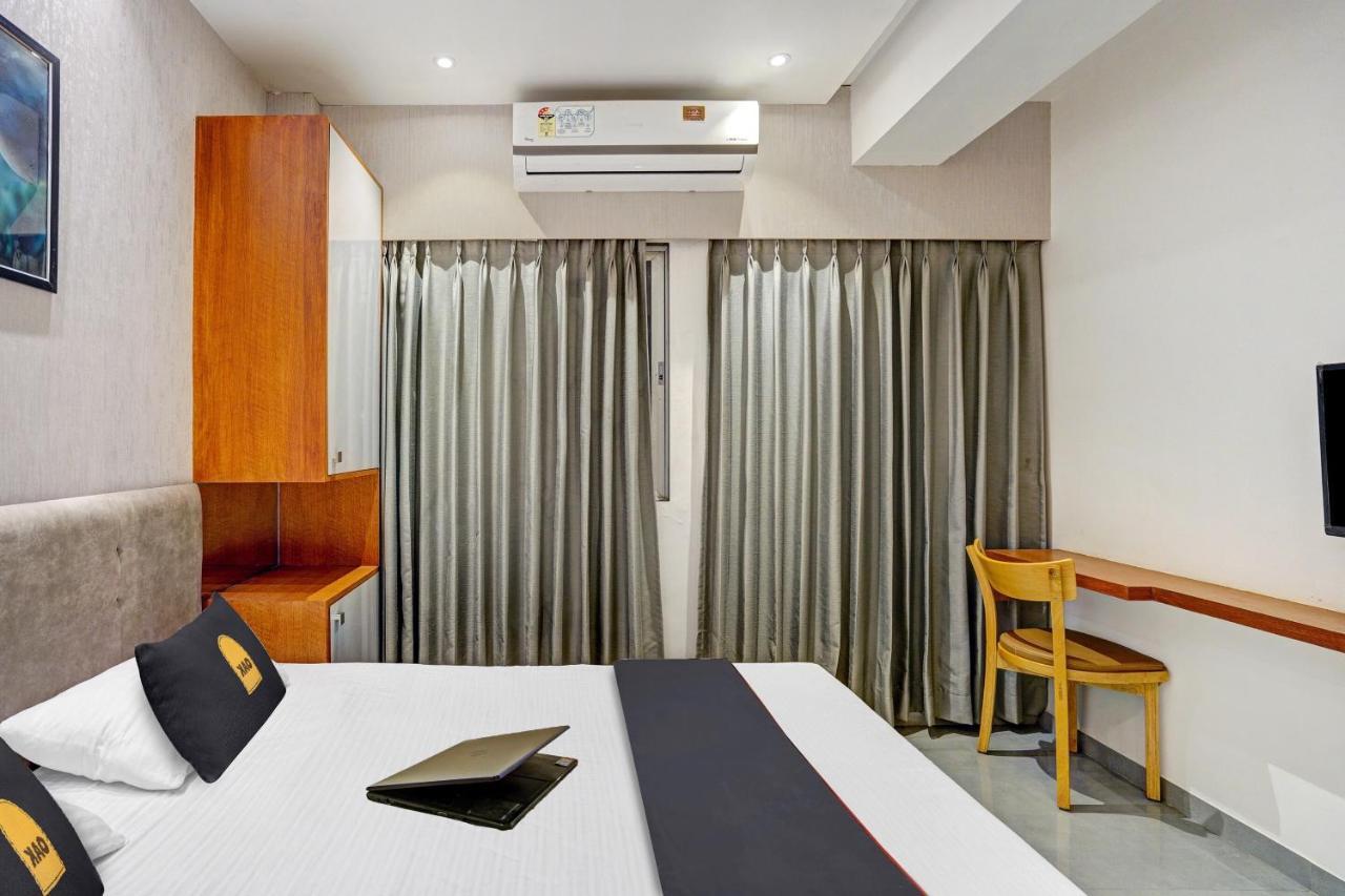 Townhouse Oak Hotel Vaibhav Szúrat Kültér fotó