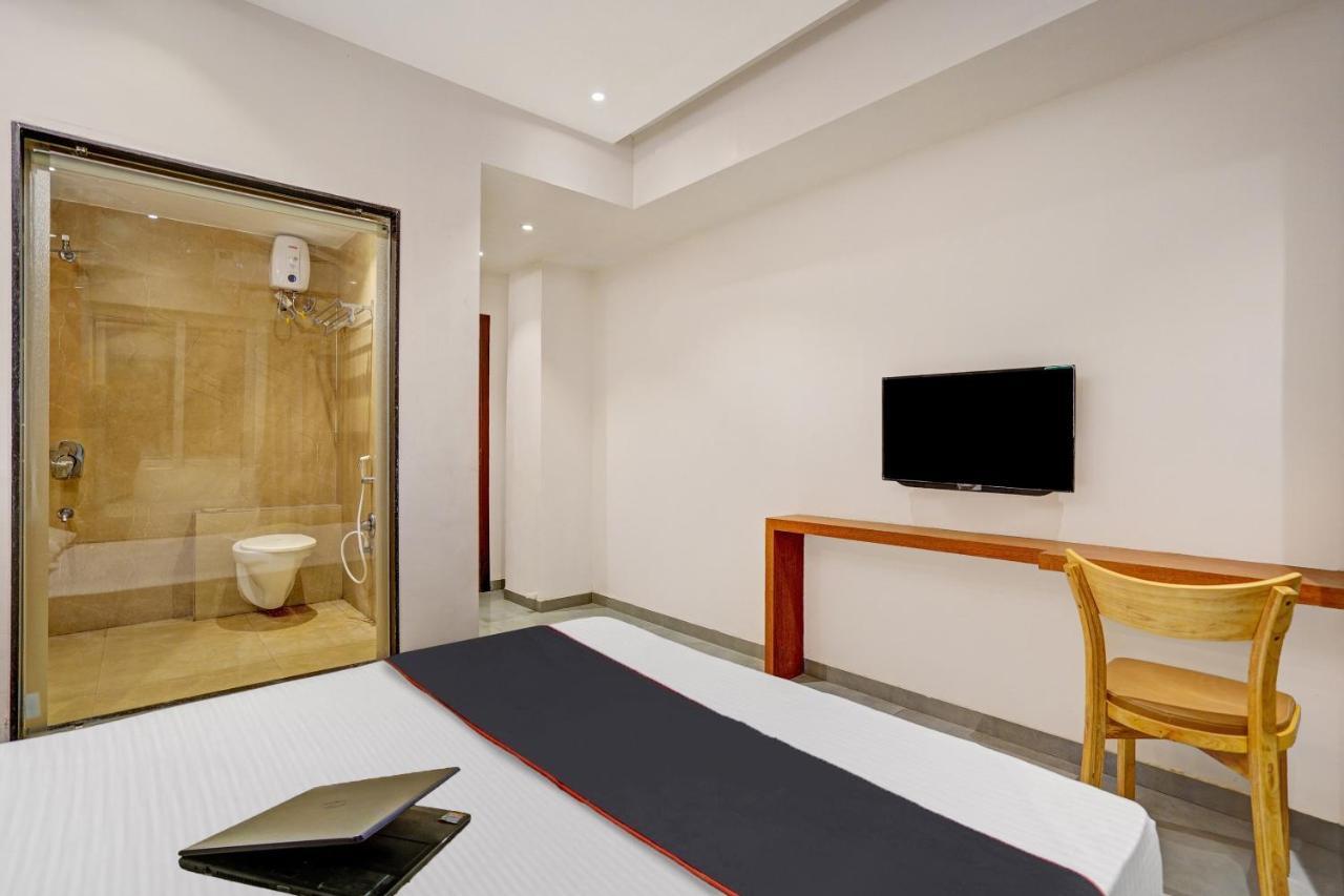 Townhouse Oak Hotel Vaibhav Szúrat Kültér fotó