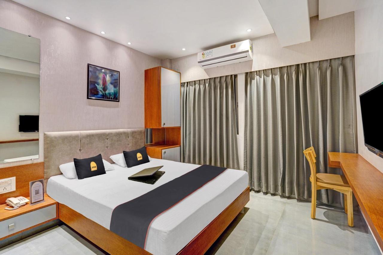 Townhouse Oak Hotel Vaibhav Szúrat Kültér fotó