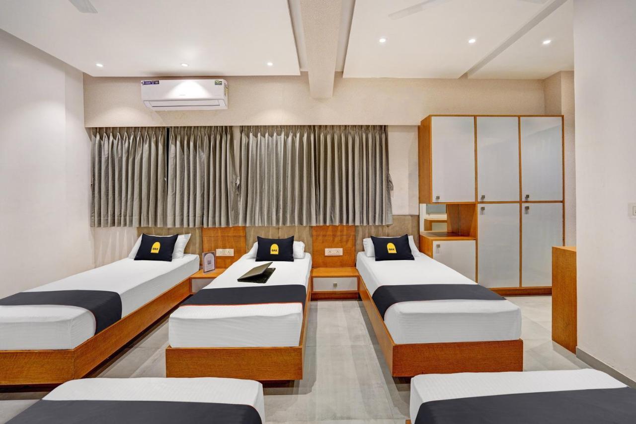 Townhouse Oak Hotel Vaibhav Szúrat Kültér fotó